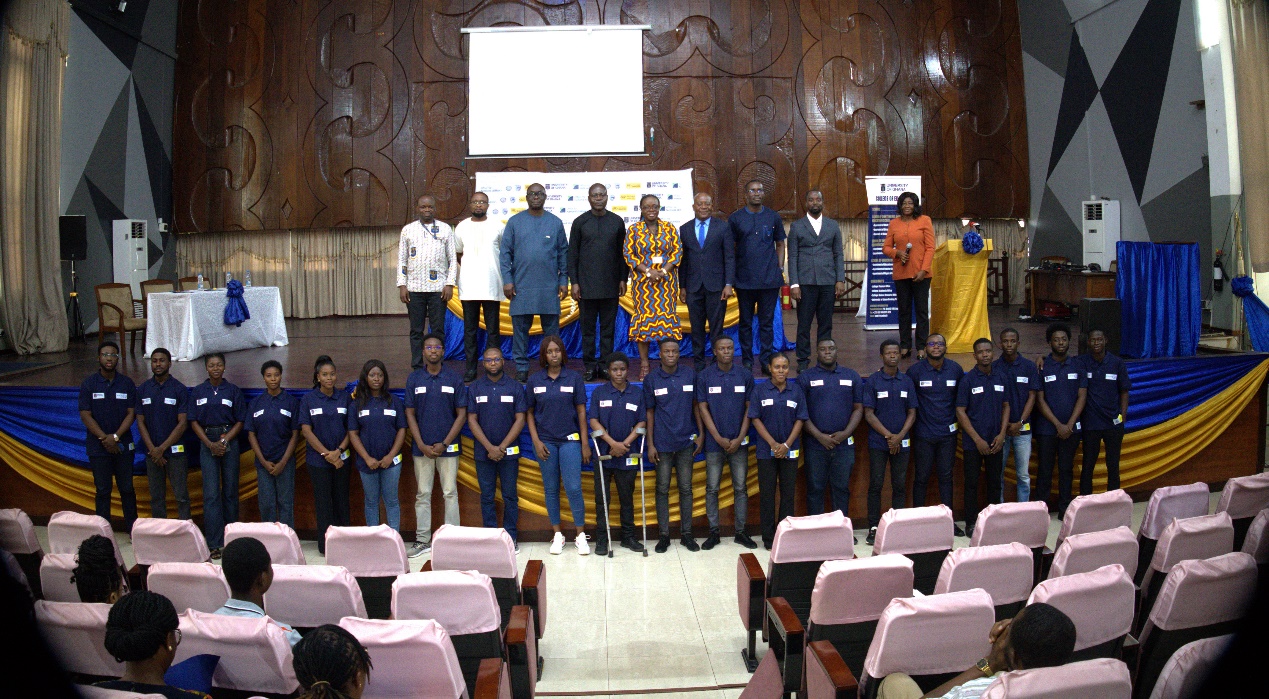 Student Teams in a Group Photograph with the Vice-Chancellor and other Guests at the event